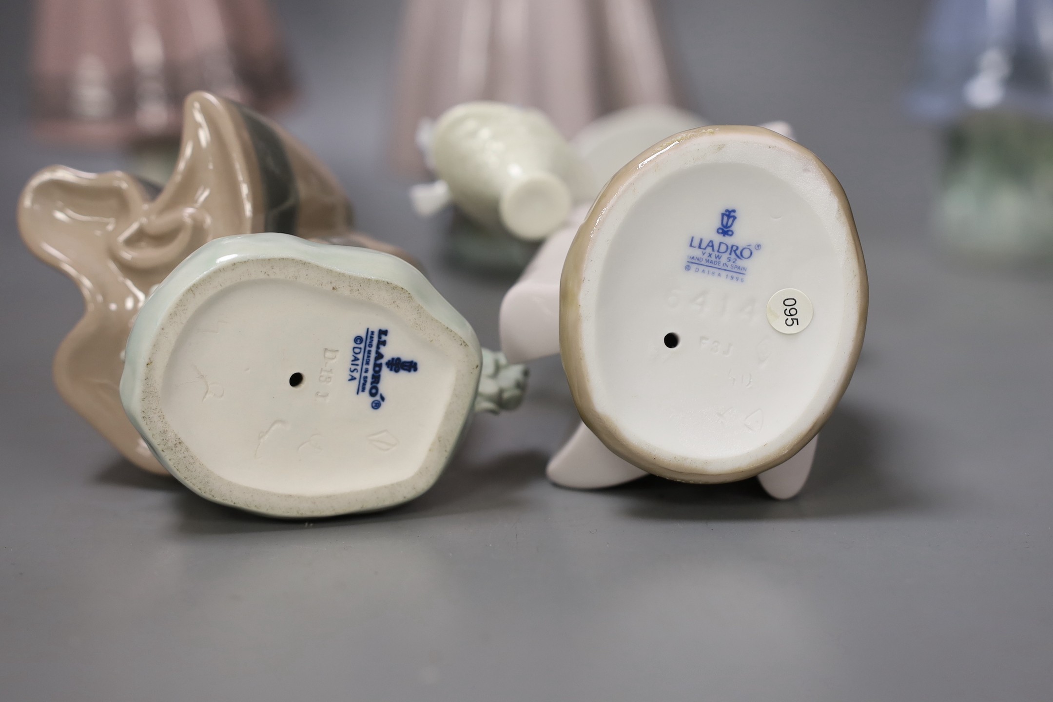 Five Lladro figures to include flower sellers, tallest 26.5 cm (5)